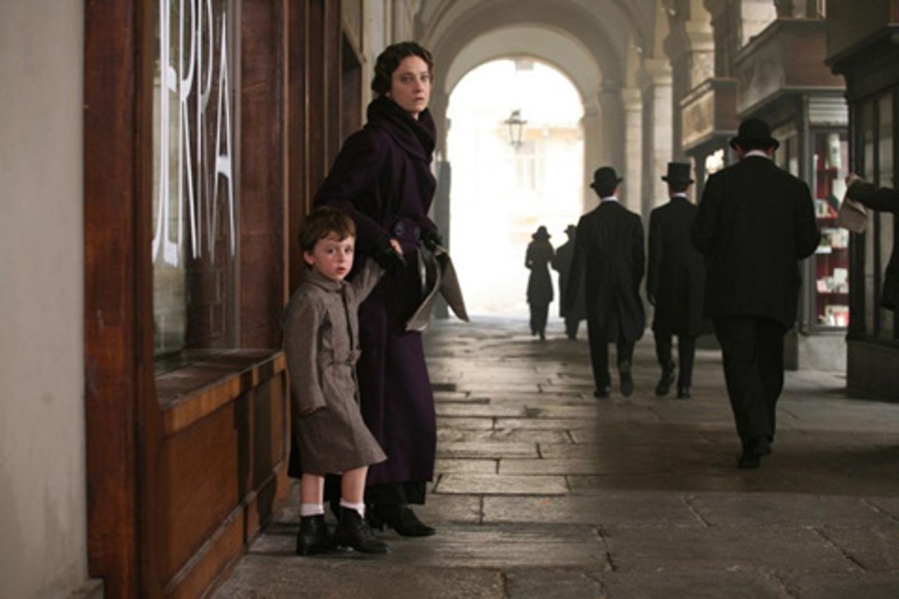 Ida Dalser (Giovanna Mezzogiorno) and her son Benitino (Fabrizio Costella) Ida Dalser (Giovanna Mezzogiorno) and her son Benitino (Fabrizio Costella)