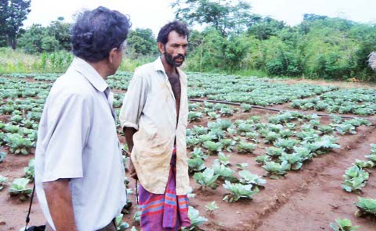 Wewala peasant in discussion with WSWS reporter Wewala peasant in discussion with WSWS reporter