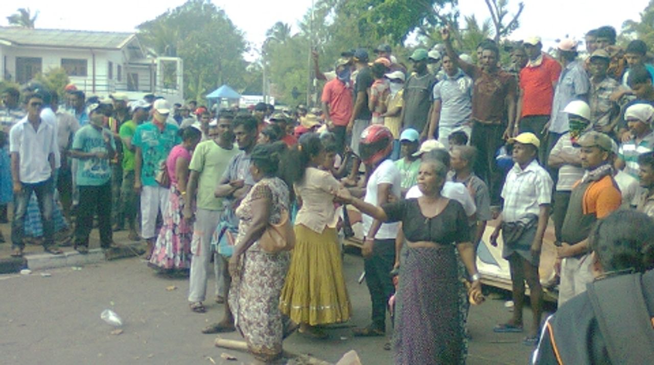 Fishing families joining the demonstration Fishing families joining the demonstration