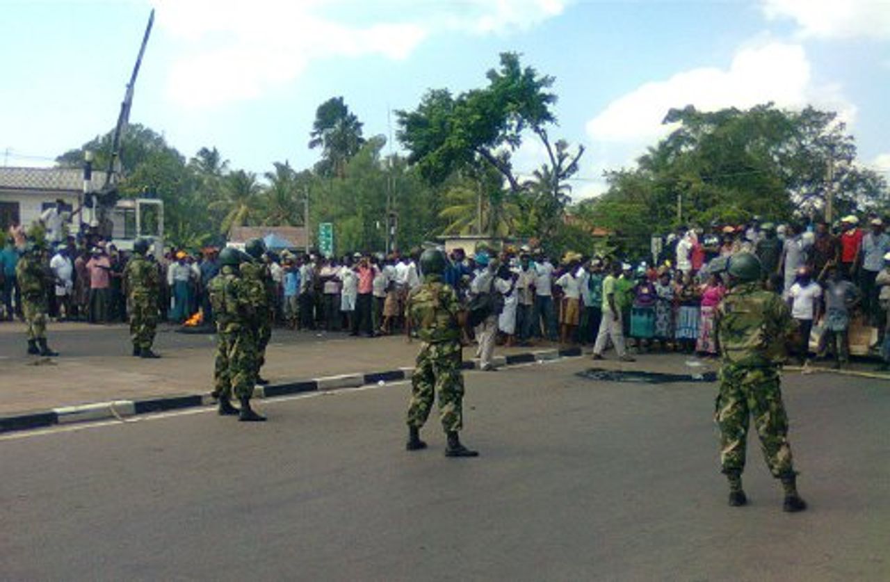 Military blocking the protesting fishermen on the Colombo-Chilaw highway Military blocking the protesting fishermen on the Colombo-Chilaw highway